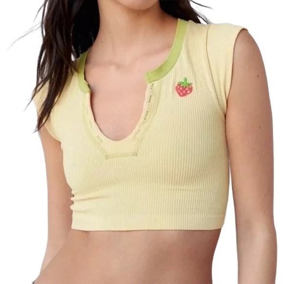 NWT Urban Outfitters “Go For Gold” Seamless cropped tshirt, strawberry combo 🍓 - Picture 1 of 10